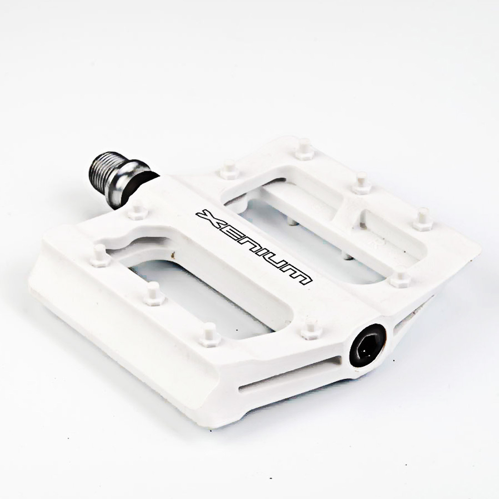 Педали Xenium P-12 пром. подш. шипы пластик 324гр White