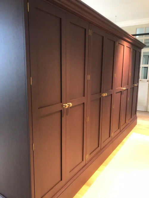 Классический деревянный шкаф с золотыми ручками