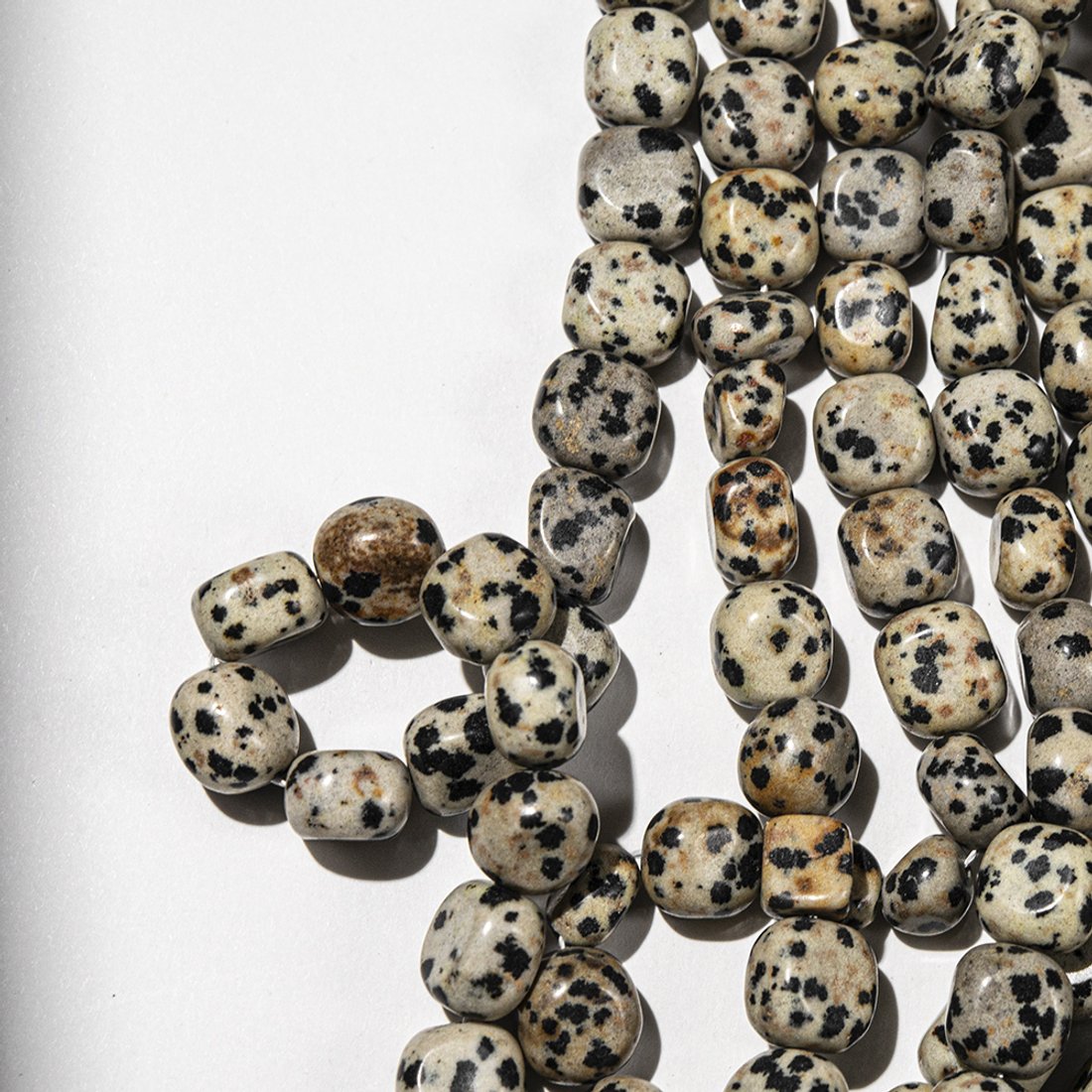 Аплит (Яшма далматин) натуральный, фриформ 8,5-10,5мм