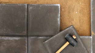 Как сделать раскладку тротуарной плитки с учетом особенностей ландшафта