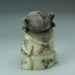 Нэцкэ Девушка с корзиной еды