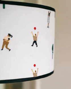 Стильные настенные светильники с деревянным основанием и мягким текстильным абажуром.