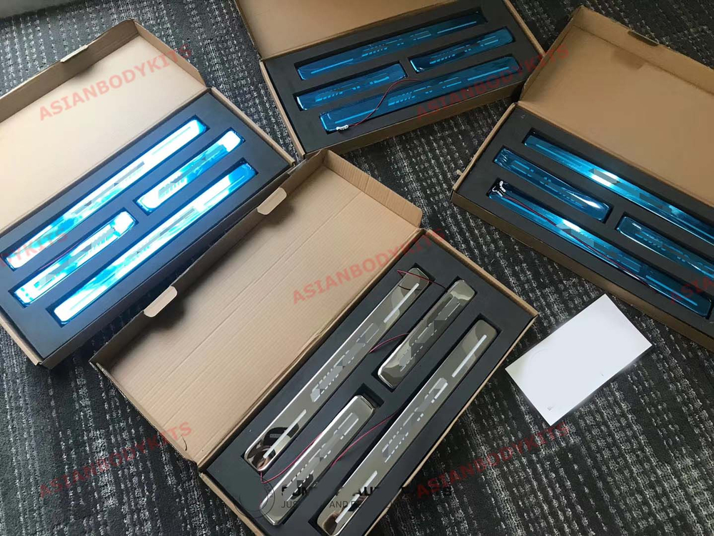 Серебристые подсвечиваемые пороги для Mercedes-Benz G-Class W463A/W464 2018-2023 Мерседес Гелик гелентваген