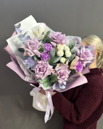 Авторский букет с 5 сиреневыми французскими розами