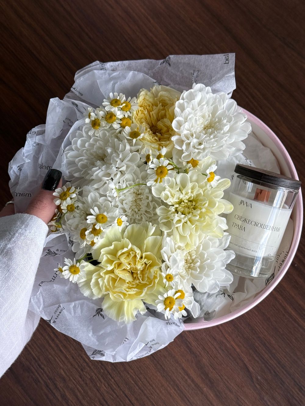 Цветочная композиция в коробке+свеча 50 мл