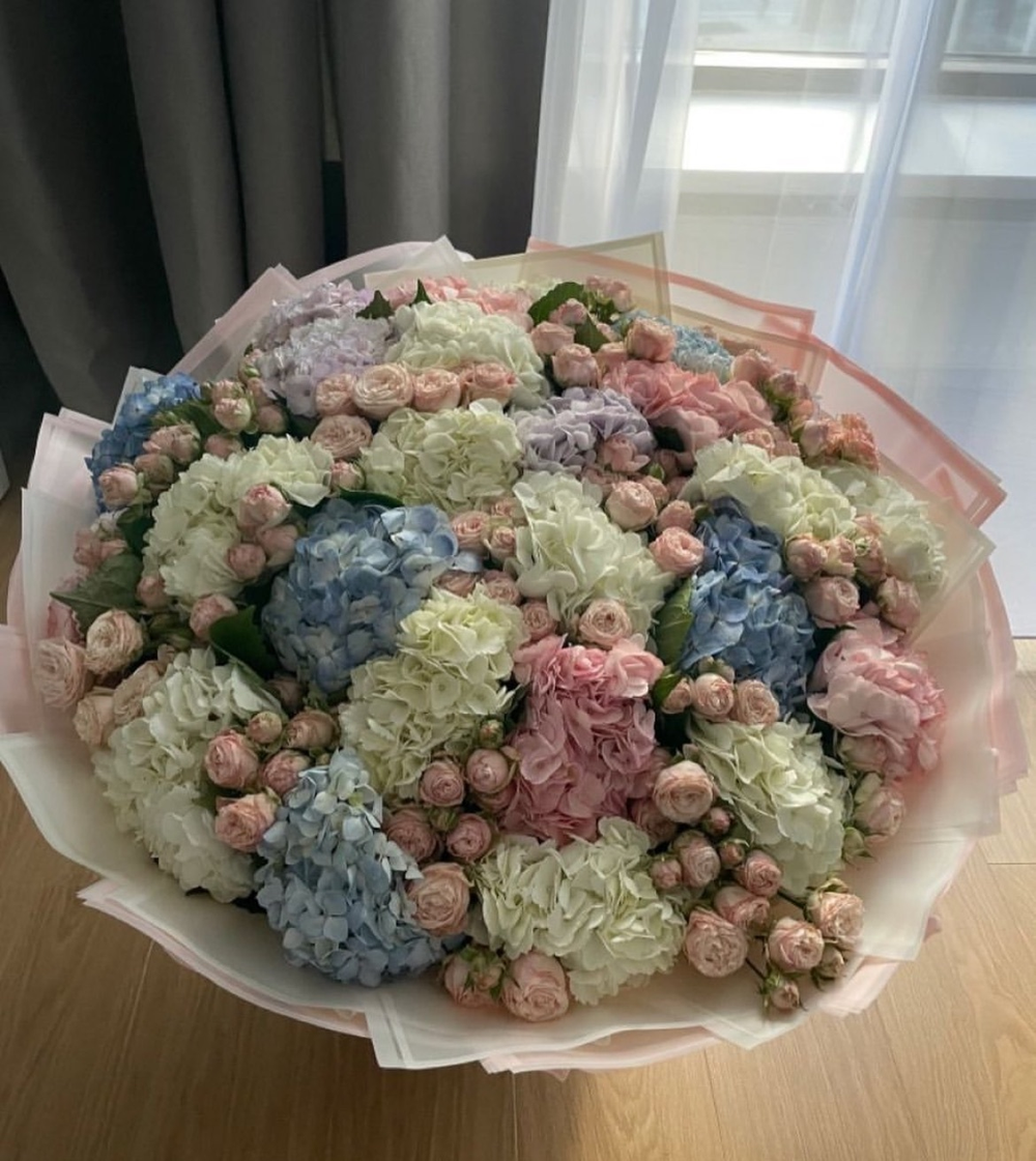 Облако гортензий и кустовых роз