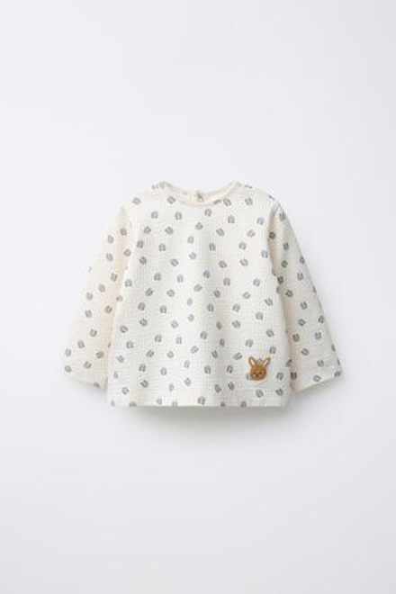 ZARA ФУТБОЛКА С ТЕКСТУРНЫМ РИСУНКОМ «КРОЛИКИ», ЭКРЮ
