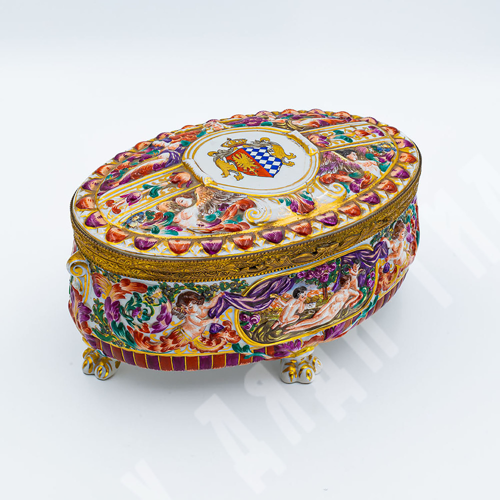 Фарфоровая шкатулка с гербом. Фарфор, ручная роспись. Италия, Каподимонте (Capodimonte). XIX в.