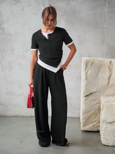 Трикотажный черный костюм с асимметричным топом