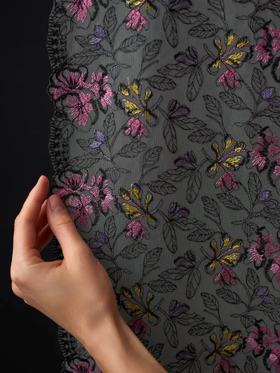 05-169 Вышивка на неэл. сетке 21 см, айвори/розовый/желтый/черный