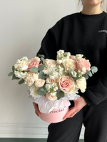 предзаказ - цветочная коробка в кремовых оттенках размер S