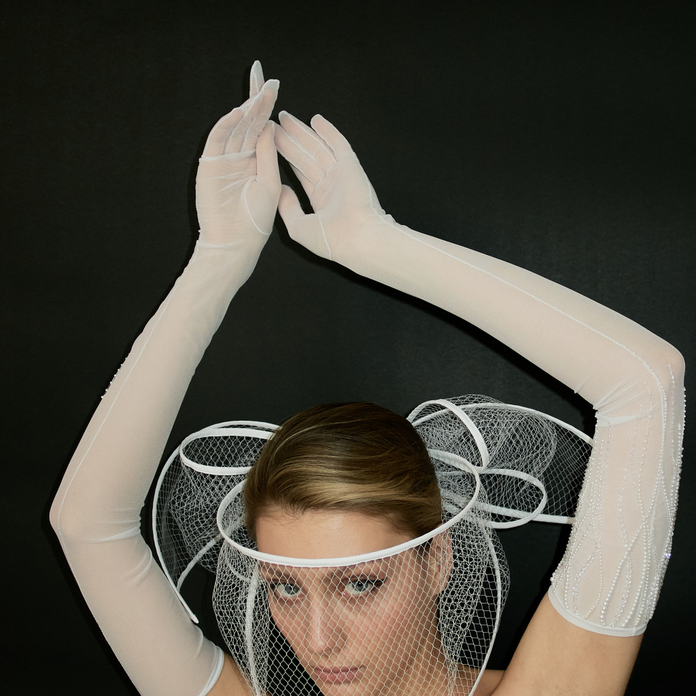 Перчатки белые длинные с декором