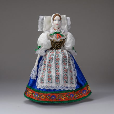 Сувенирная кукла в чешском костюме в переднике в чепце