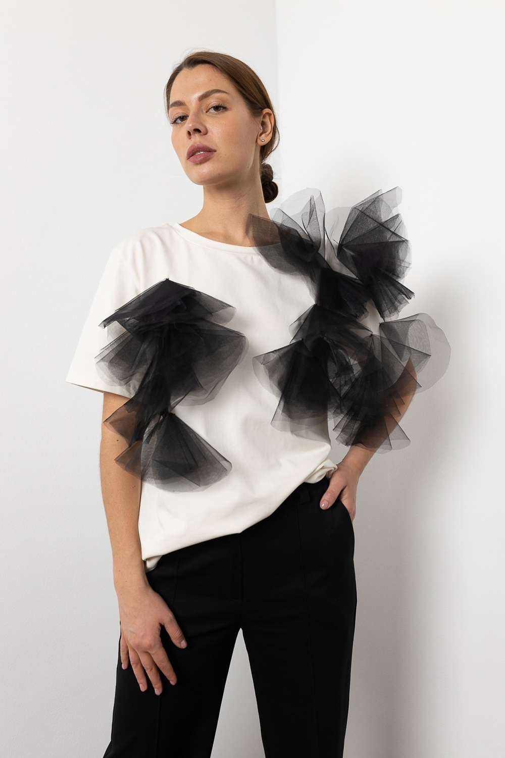 Не базовая футболка в молочном оттенке с воздушным декором