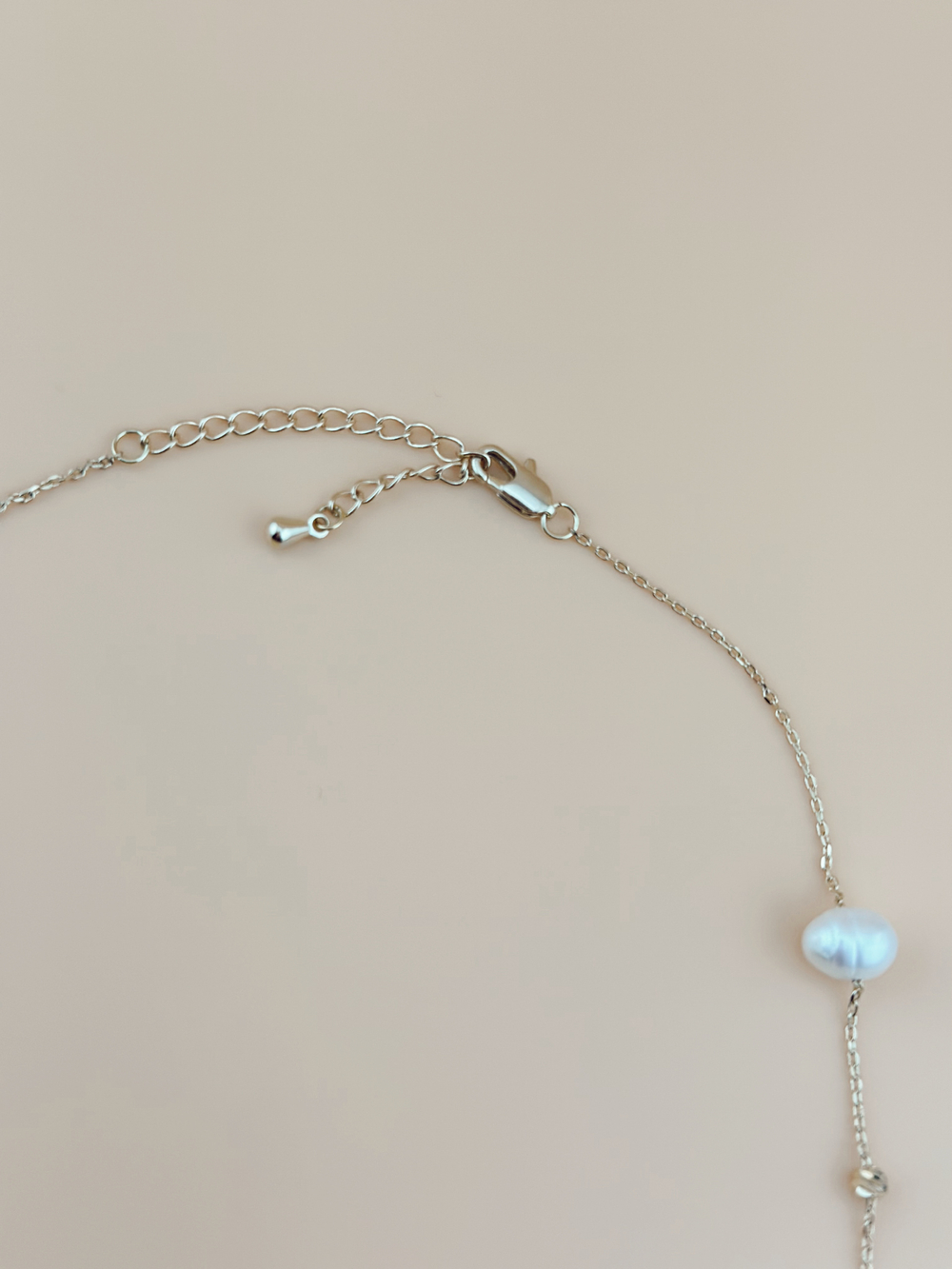 Колье из жемчуга на цепочке