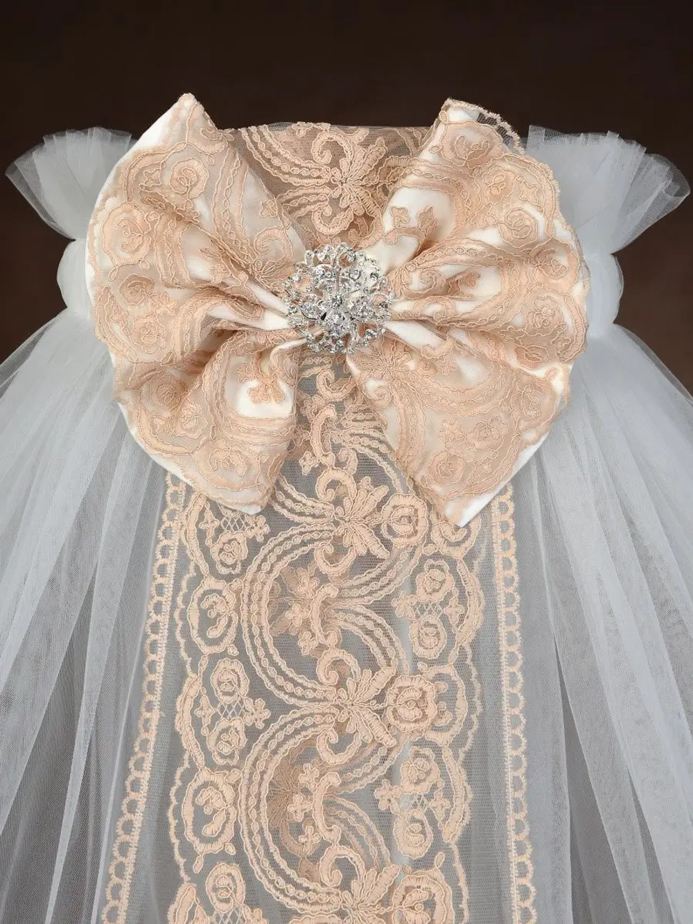 Балдахин с кружевом и брошью "Версаль"