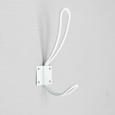 Крючок мебельный двухрожковый белый  5110447