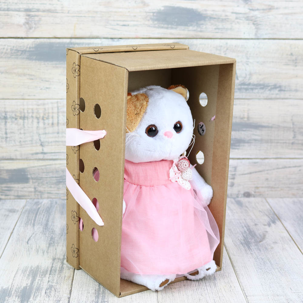 Кошечка Ли-Ли в платье с вязаными ягодками