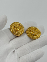 Клипсы с лого Chanel