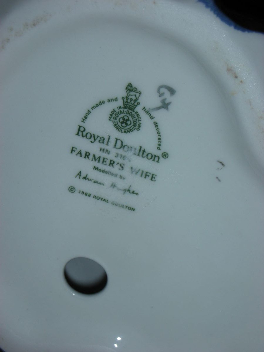 Статуэтка. Фарфор. Жена фермера. Royal Doulton. Англия