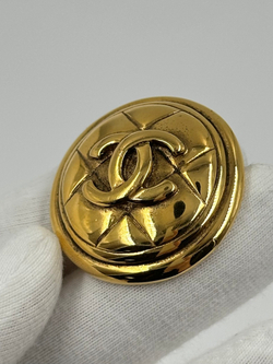 Миниатюрная брошь с логотипом Chanel