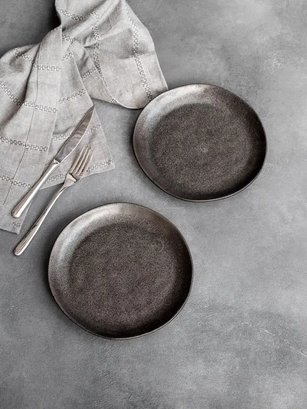 Набор из 2 тарелок 21 см мятый фарфор черная плоская