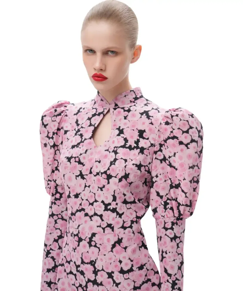 Giannetta mini, платье мини черное из крепдешина со средними розовыми цветами