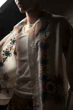 Купить Рубашка Soeurs Украшенная Повторяющимся Узором / Repeating Pattern Long Sleeve белая Рубашка Soeurs Украшенная Повторяющимся Узором / Repeating Pattern Long Sleeve белая