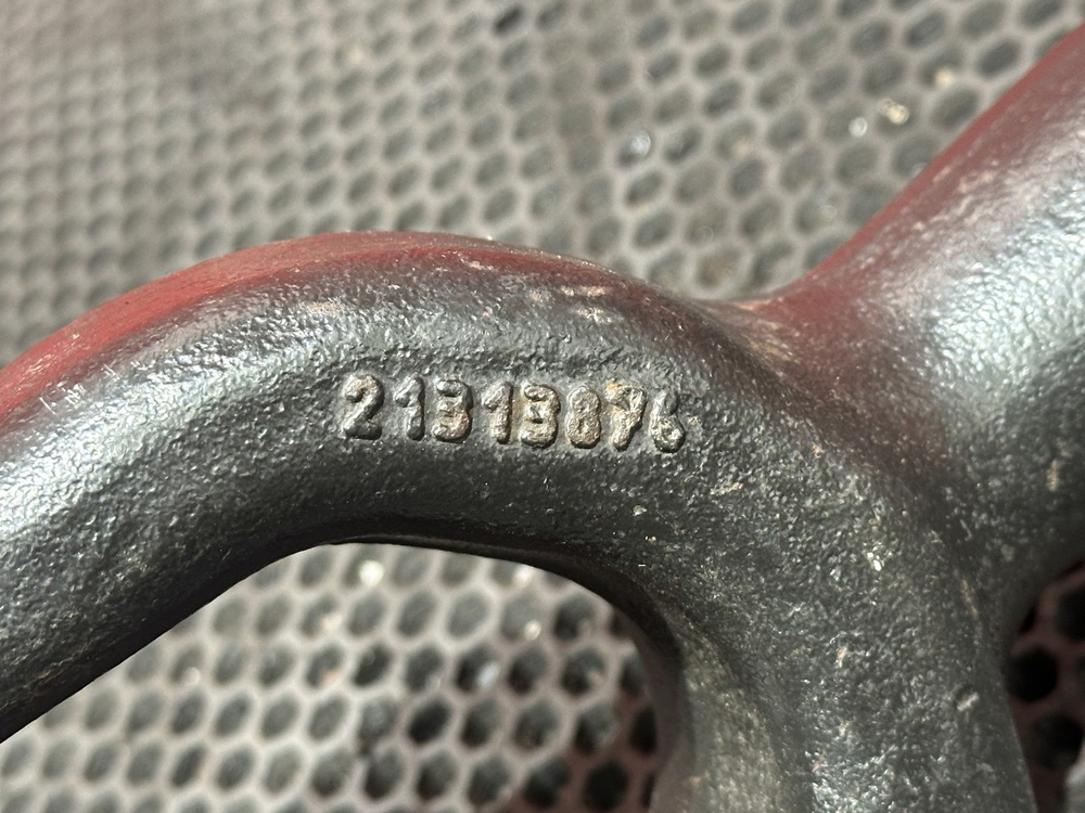 Крюк буксировочный