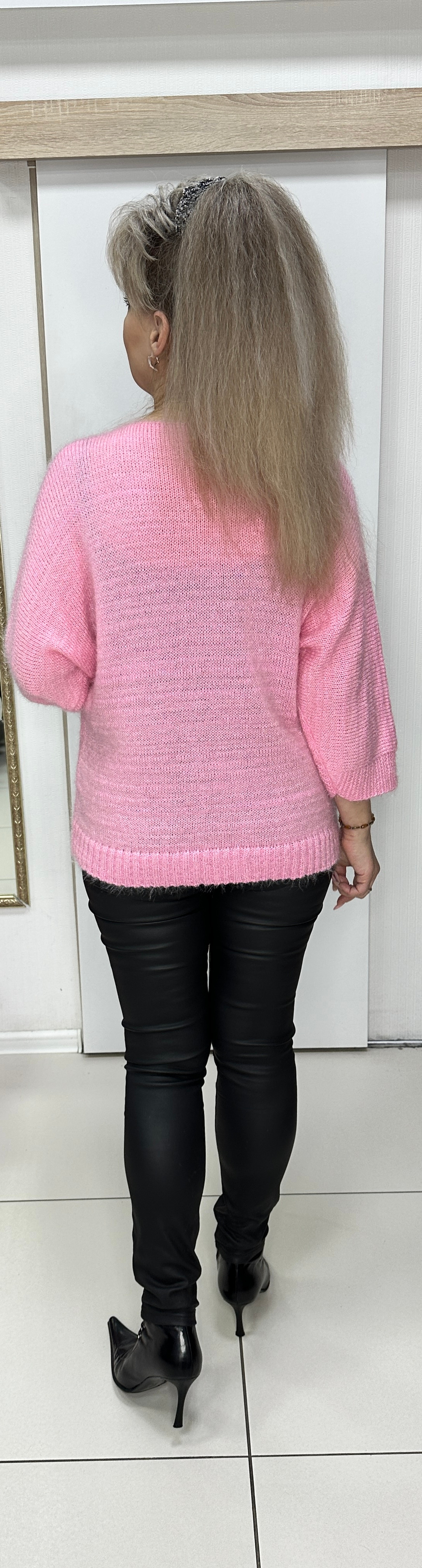 Розовый джемпер с V-образным вырезом