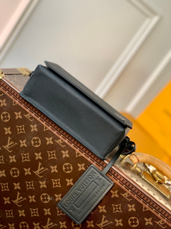 Louis Vuitton Takeoff Messenger