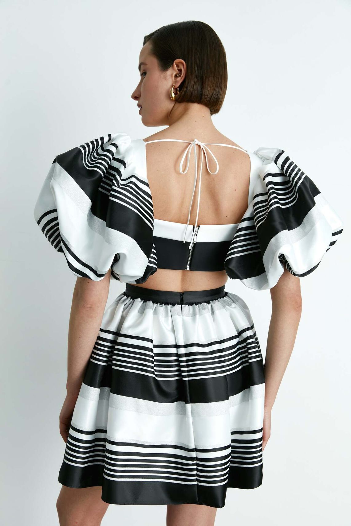 Топ укороченный из атласа с объёмными рукавами