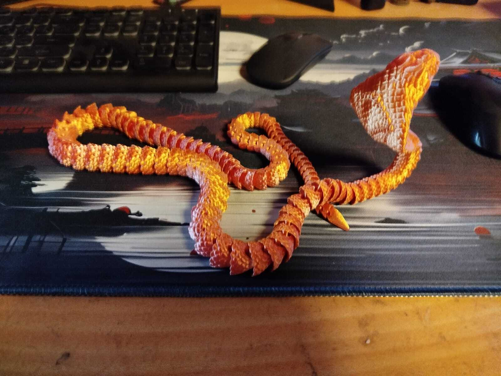 Подвижная королевская Кобра большая 90см