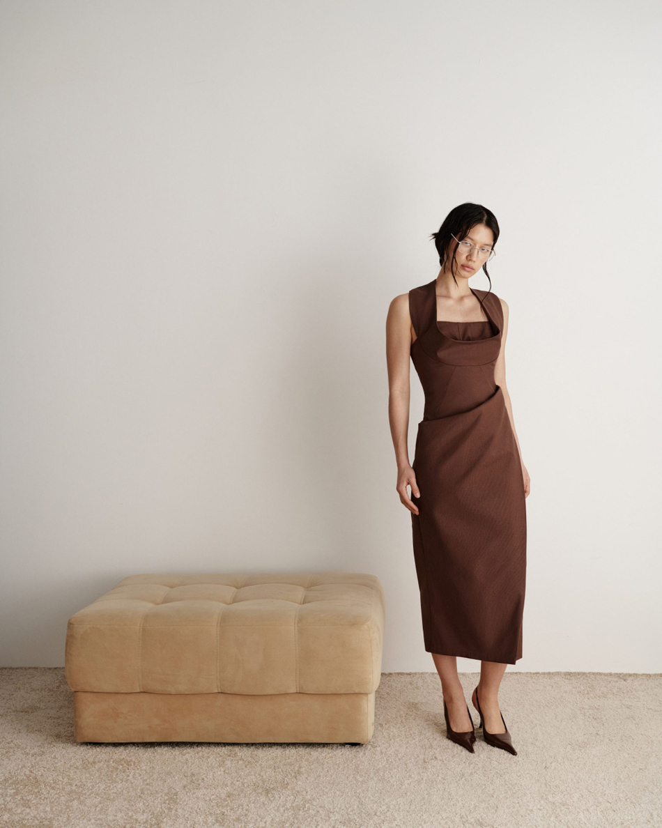 Платье с воротником-хомутом