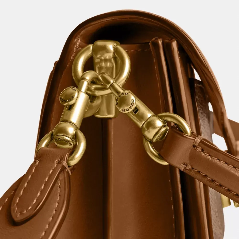 COACH СУМКА ЧЕРЕЗ ПЛЕЧО TABBY 20 ИЗ ФИРМЕННОГО ХОЛСТА, КОРИЧНЕВЫЙ