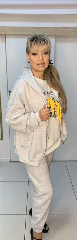 Светлый костюм на флисе