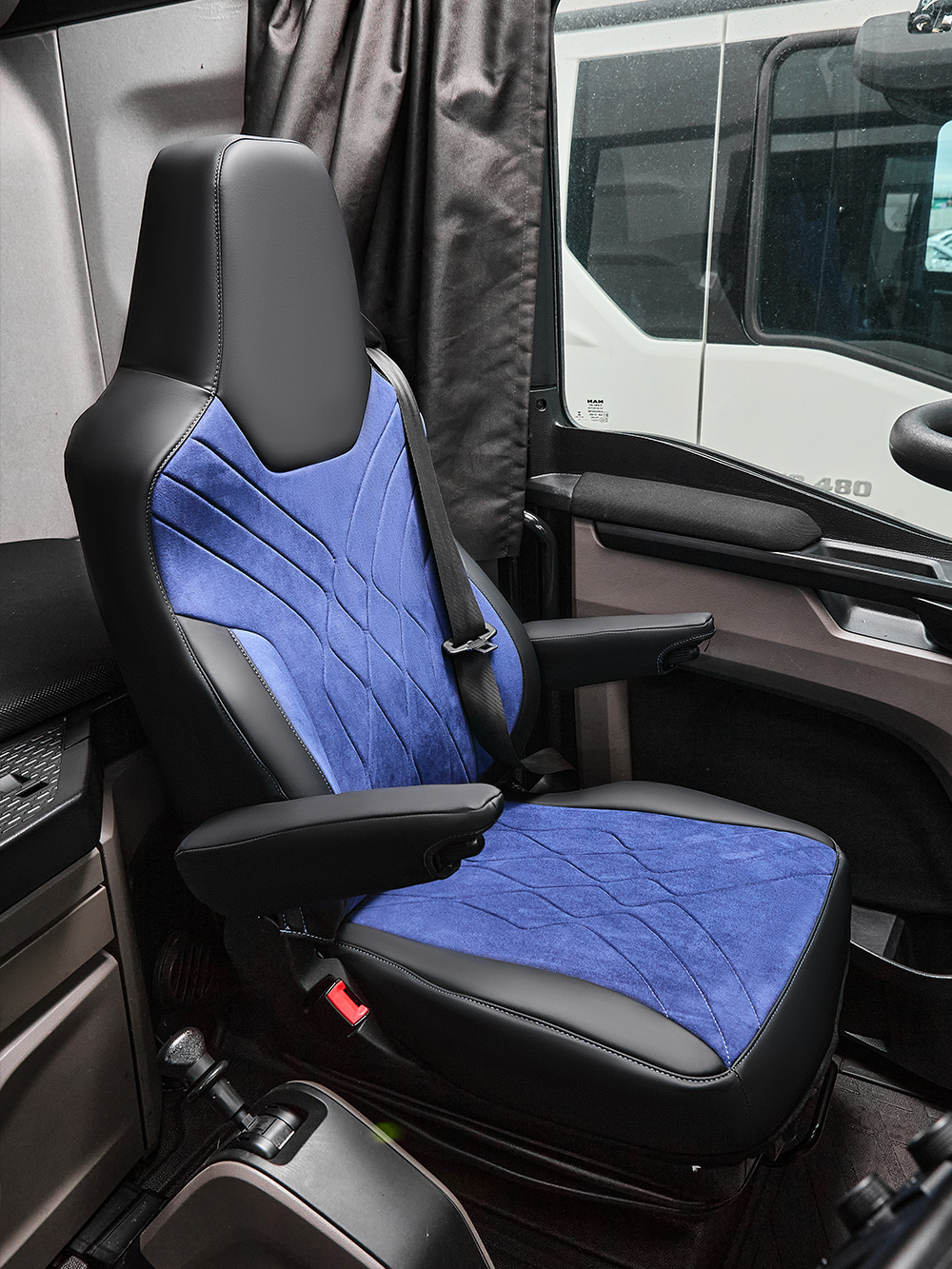 Чехлы Люкс MAN TGX, TGS с 2021 года без регулировки ремня безопасности водителя по высоте (экокожа, черный, синяя вставка)