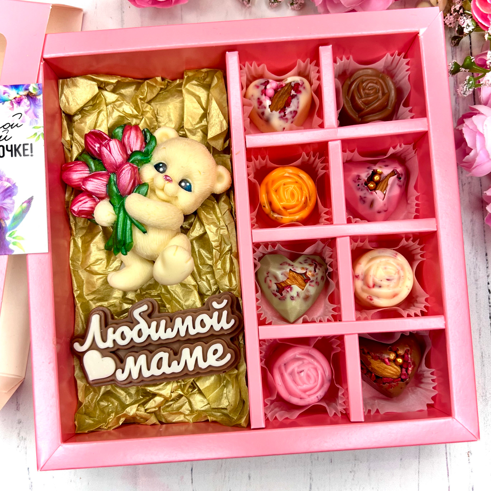 Шоколадный набор "Любимой маме": мишка с тюльпанами, шоколадка-надпись и 8 конфет ручной работы
