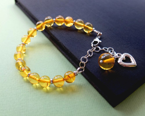 Браслет из янтарных шаров с цепочкой