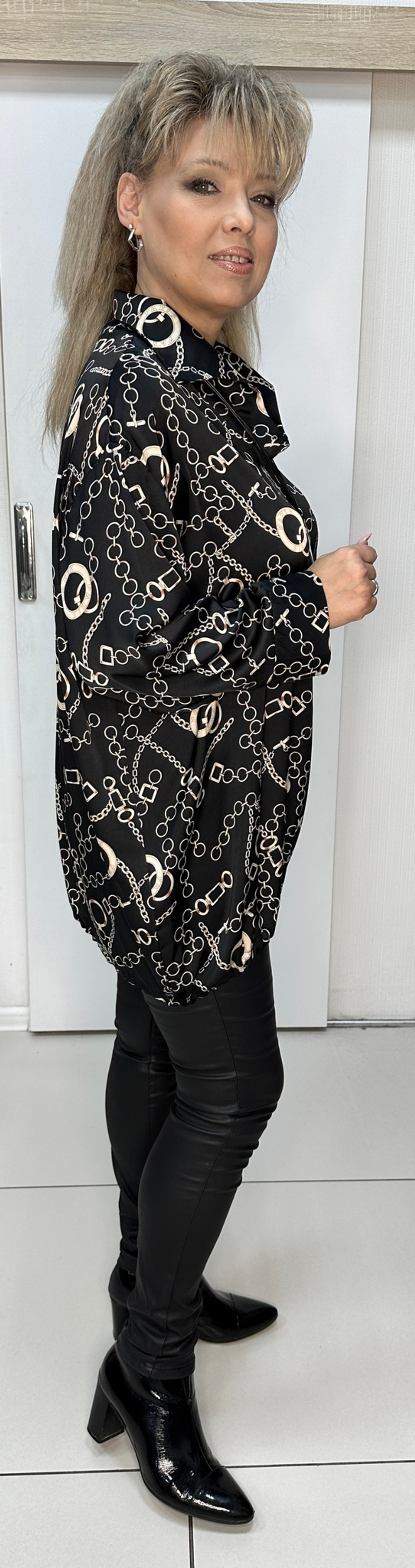 Нарядная туника-блузон с красивым фасоном и подвеской