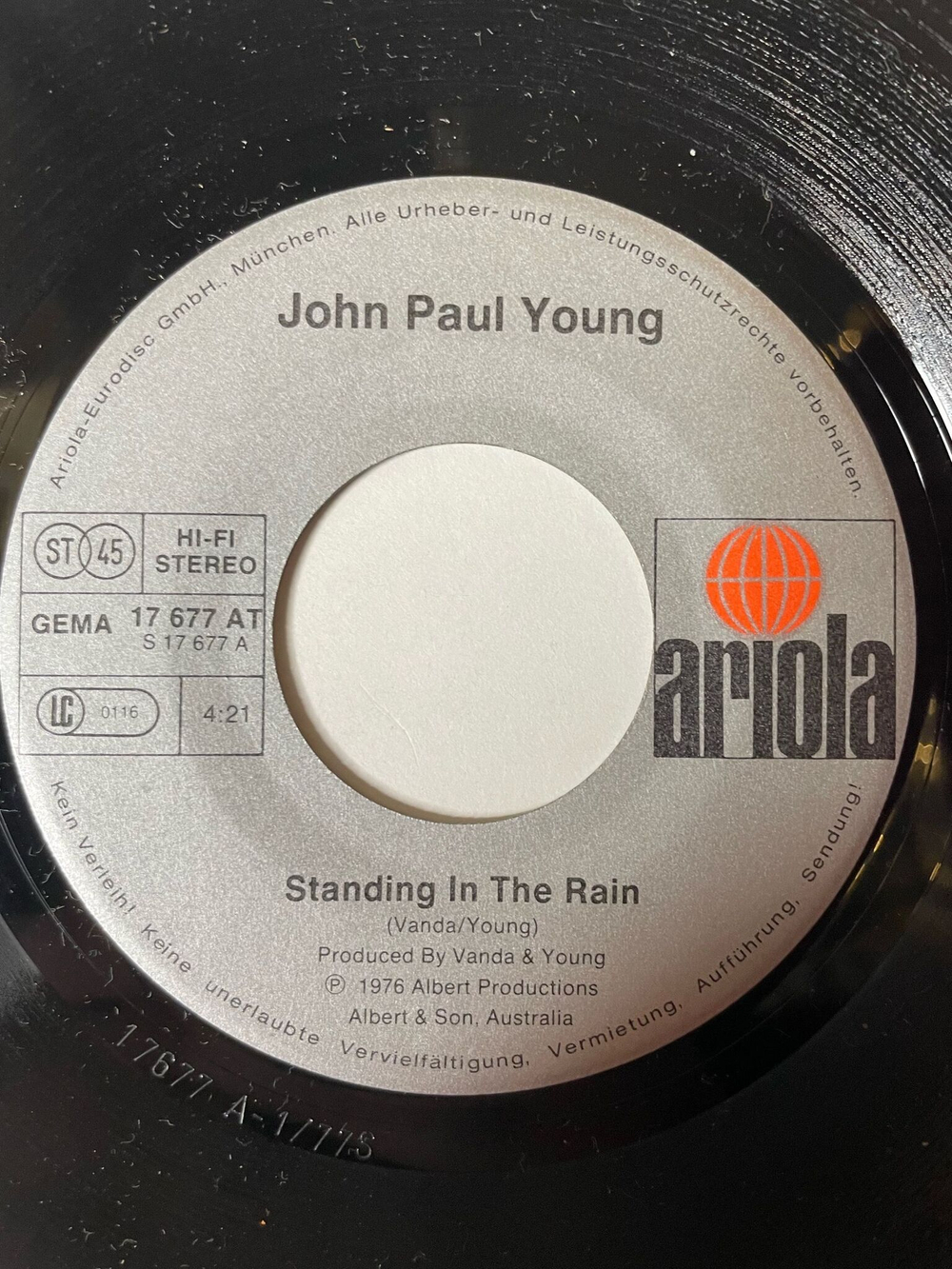 Винтажная виниловая пластинка LP John Paul Young Standing In The Rain / Keep On Smiling (Germany 1977) 7 дюймов