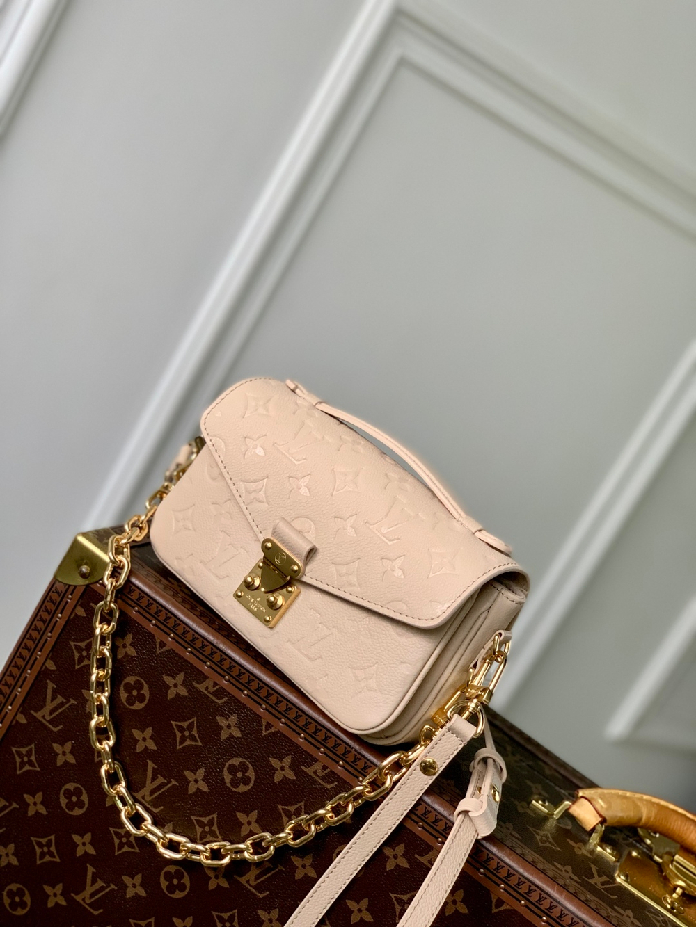 Louis Vuitton Pochette Metis East West