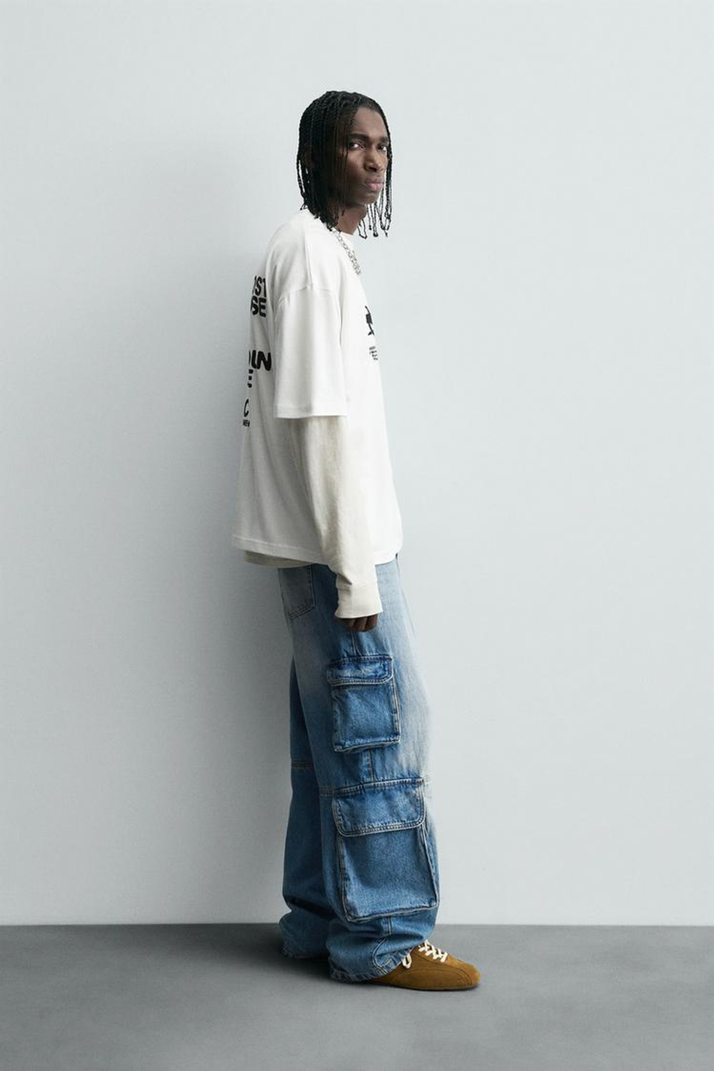 ZARA ФУТБОЛКА С ПРОРЕЗИНЕННЫМИ ПРИНТАМИ, ЖЕЛТОВАТО-БЕЛЫЙ