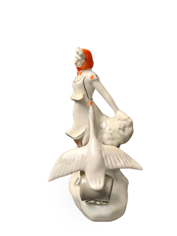 Фарфоровая статуэтка "Птичница" Сысерть СССР