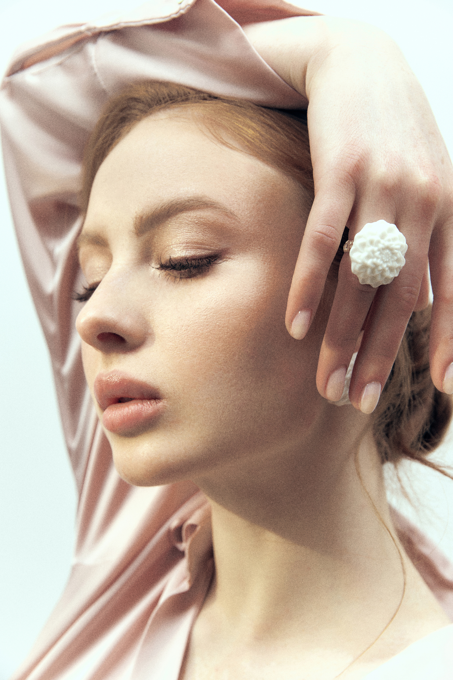 Кольцо Георгин L, белый фарфор