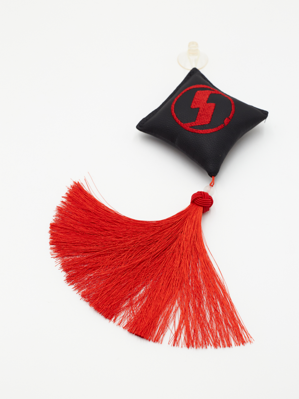 Ромб объемный на присоске SHACMAN (экокожа, черный, красная вышивка, кисть)