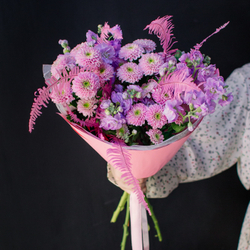 24. Аккуратный букет с хризантемой и маттиолой