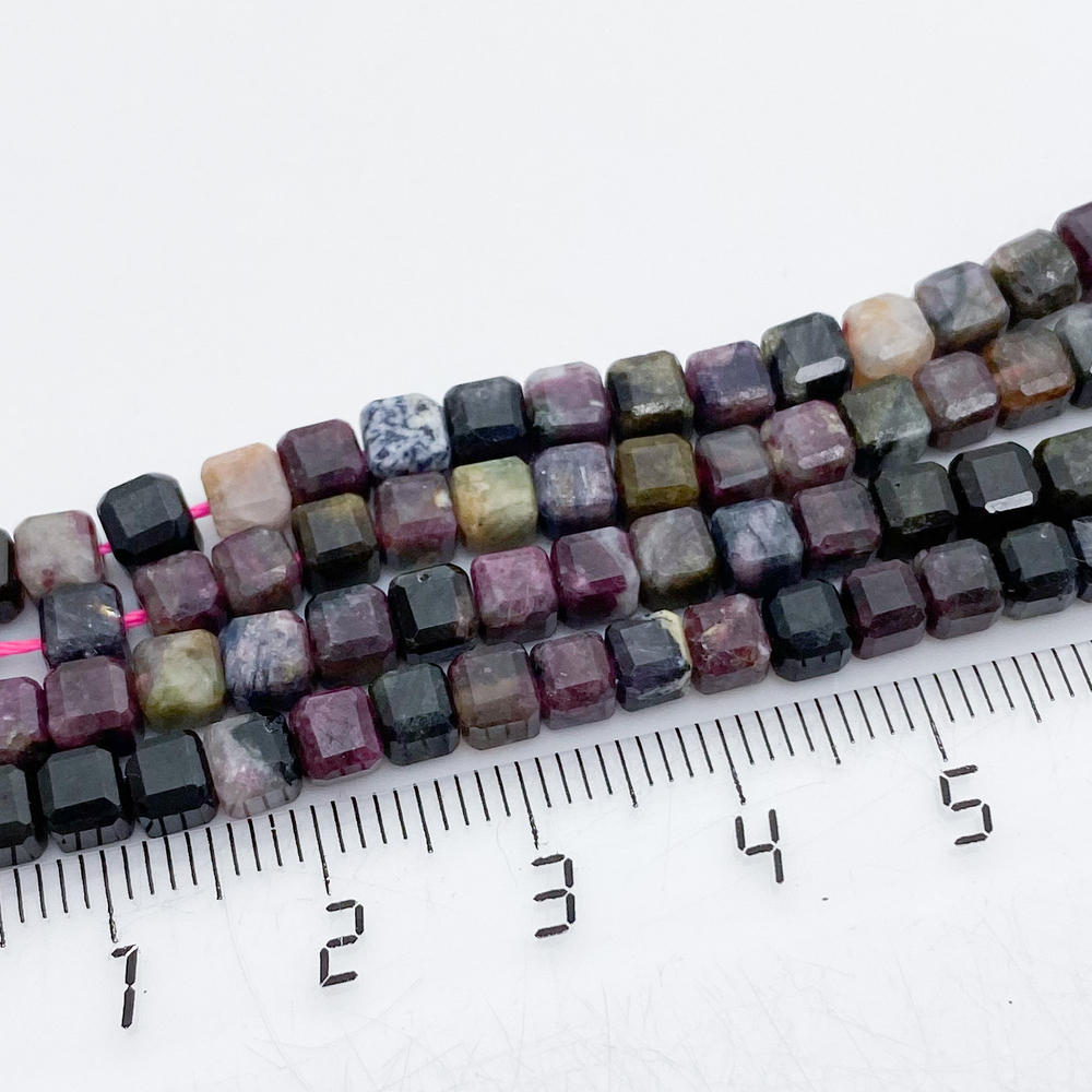 Турмалин бусины, размер около 4*4 мм, цена за 22 шт (1/4 нити)
