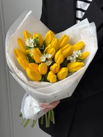 Букет из 21 желтых тюльпанов и белого оксипеталума