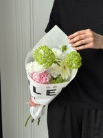 Кулек сборный из хризантемы, орнитогалума, пиона и вибурнума